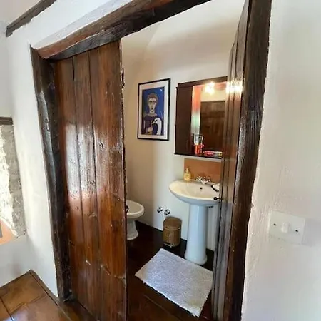 Vincenzo'S Room In A Tower/ Brown Leonidio Exterior photo