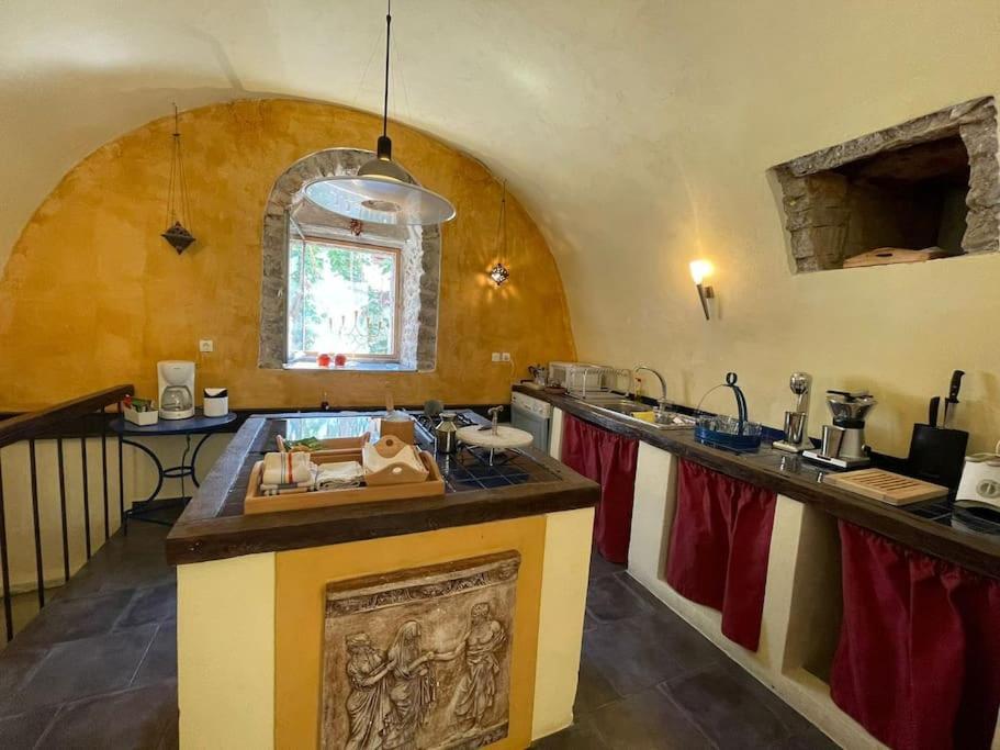 Vincenzo's In A Tower/ Brown Apartment *